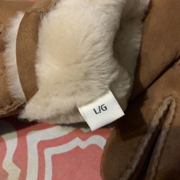 Ugg Winter Gloves **SOLD - Picture 4 of 4